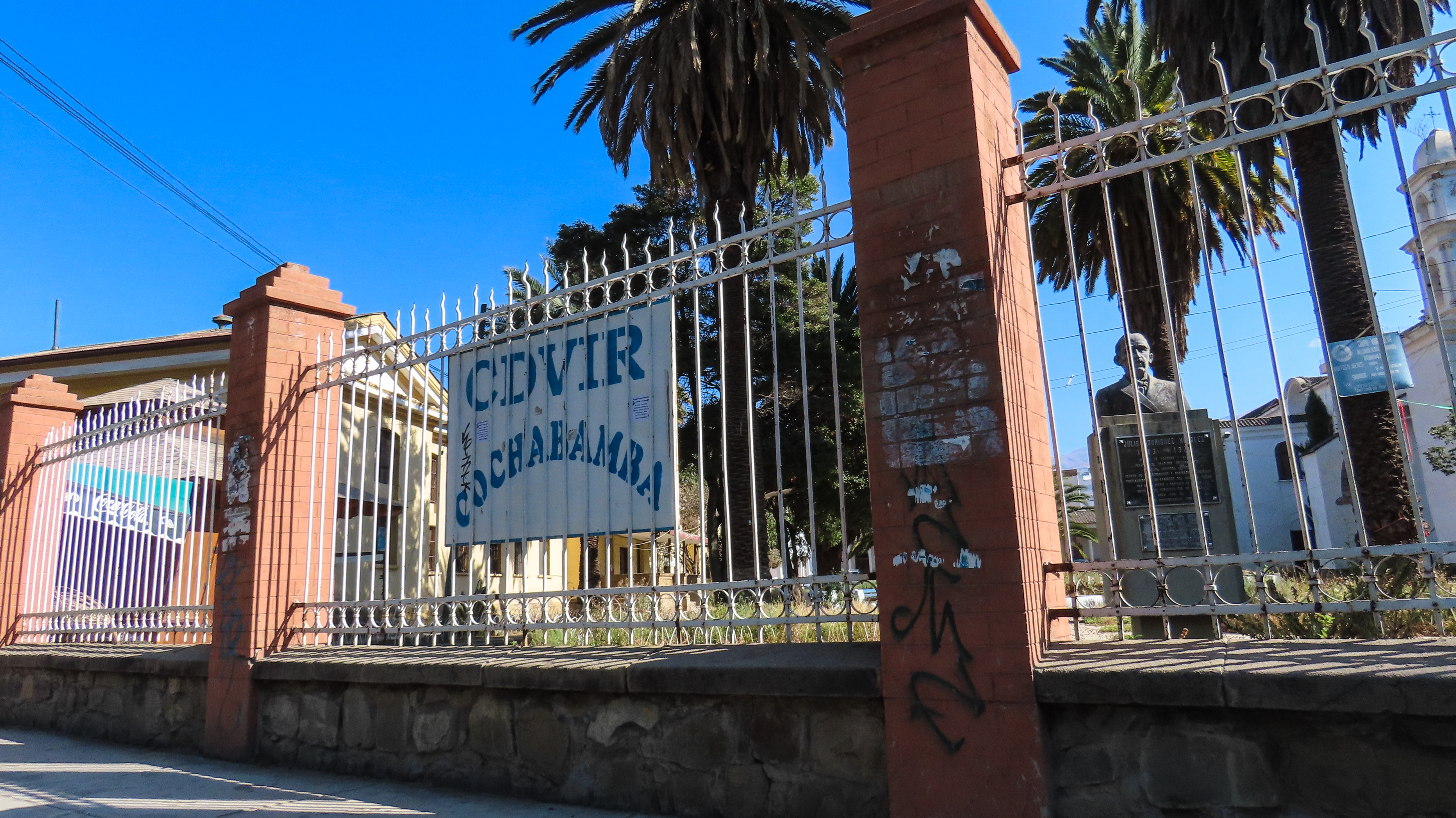 Puerta de ingreso principal al Centro Departamental de Vigilancia Información y
Referencia de ITS/ VIH/ SIDA (CDVIR) Cochabamba, Crédito: Revista Muy Waso